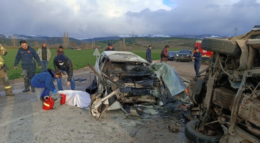 Bursa'da minibüsle otomobil çarpıştı: 3 ölü 7 yaralı