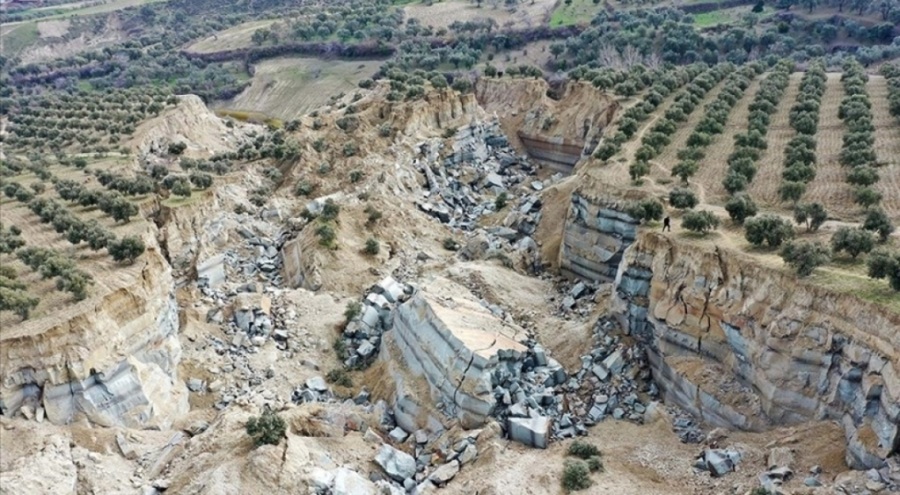 Hatay'da depremde oluşan yarık havadan görüntülendi