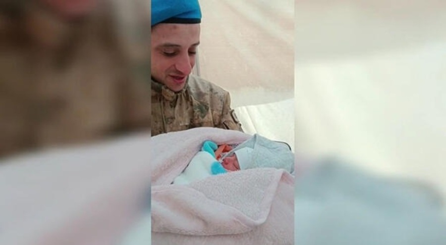 Depremzede çadırının içinde dünyaya geldi! Adı Umut oldu