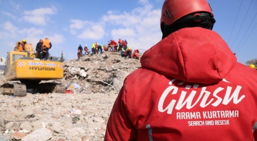 Deprem bölgesine Bursa Gürsu'dan giden ekiplerin çalışmaları sürüyor