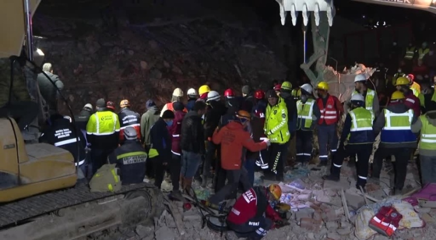 Bursa'dan giden ekipler depremden 138 saat sonra bir aileyi kurtardı