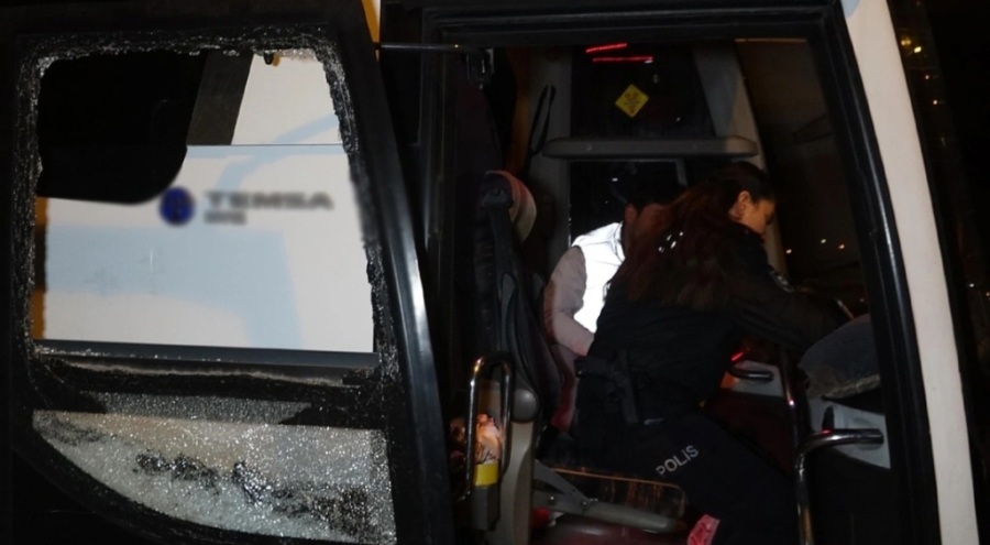 Antalya'dan afet bölgesine giden otobüsün camını kırdılar