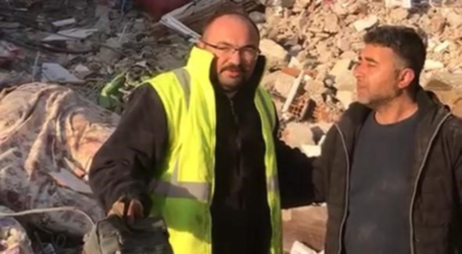 Enkazdan bulduğu 500 bin TL'lik altını sahibine teslim etti