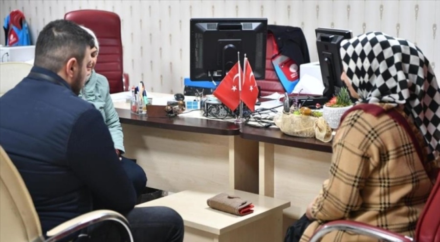 Depremzede çift buldukları cüzdanı sahibine ulaştırdı