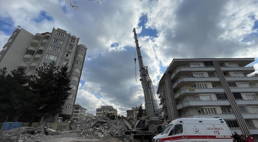 Yıkılan bir binanın kolonunu kestikleri iddiasıyla yakalanan 2 kişinin tutuklandığı duyuruldu