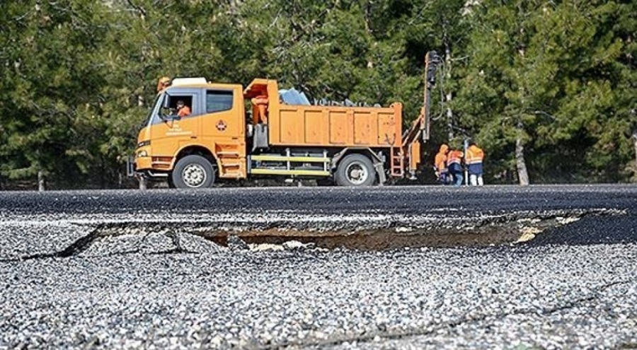 Asrın Felaketi sebebiyle kara yollarında oluşan yarıklar onarılıyor