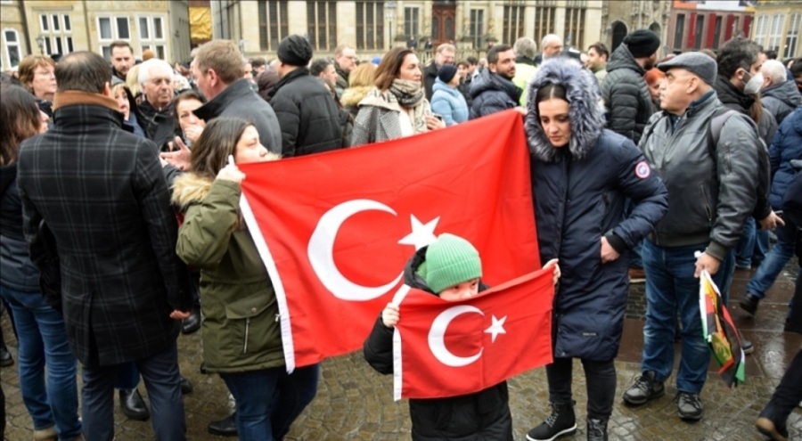 Bremen'de depremde hayatını kaybedenler için çiçek bırakıldı