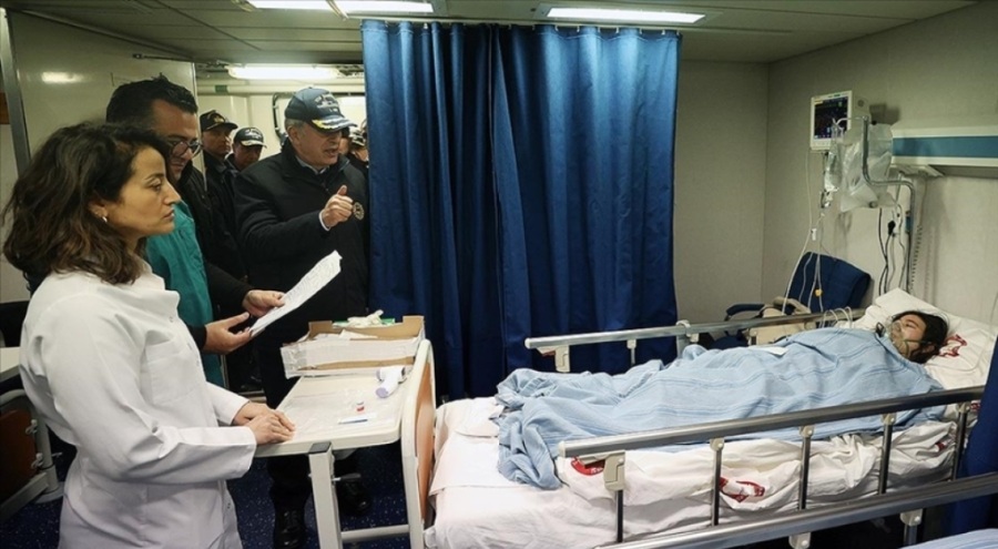 Milli Savunma Bakanı gemi hastanelerde incelemelerde bulundu