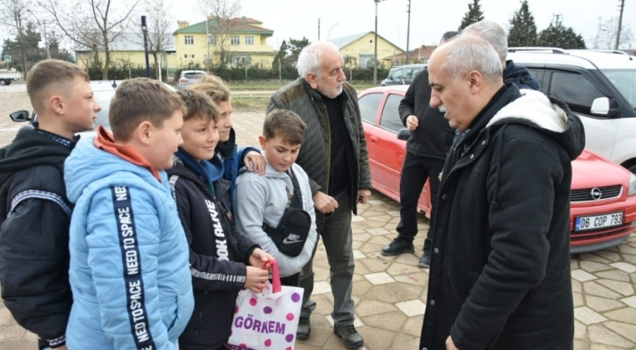 Bursa'da çocuklar sattıkları kalemlerin parasını depremzedelere gönderdi