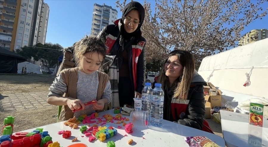 Deprem bölgesindeki çocuklar için psikososyal destek uzmanları etkinlikler düzenliyor