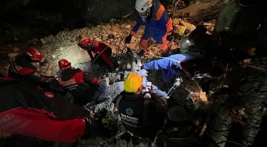 Bursa'dan giden ekip 3 kişi enkazdan sağ çıkarttı