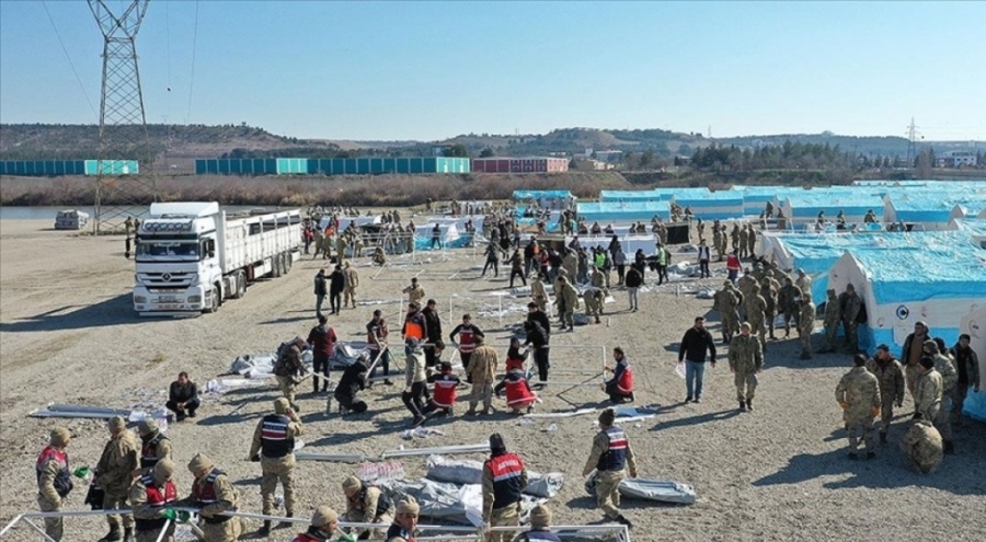 Diyarbakır'da Mehmetçik ve gönüllülerin desteğiyle afetzedeler için 4 bin 200 çadır kuruluyor