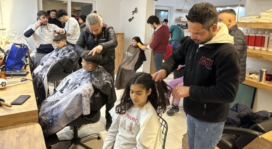 Gönüllü berber ve kuaförler afetzede çocukları tıraş ettiler