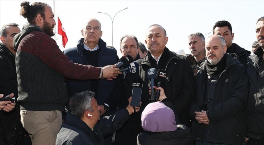 Bakan Çavuşoğlu, Yunan mevkidaşı ile açıklamalarda bulundu
