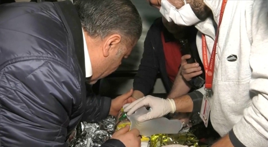 Sağlık Bakanı, enkazdan 150 saat sonra çıkarılan minik Dada'yı ziyaret etti