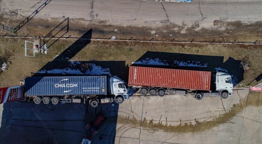 Depremden  park halindeki tırlar da etkilendi