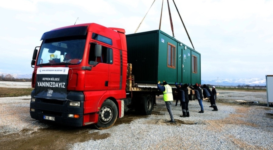 Bursa'dan deprem bölgelerine 56 konteyner