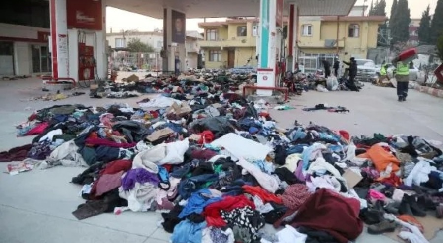 Hatay'da sıra beklememek için malzemeleri sokaklara bıraktılar
