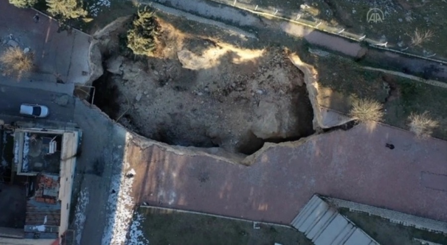 Gaziantep'te depremin etkisiyle devasa çukur meydana geldi