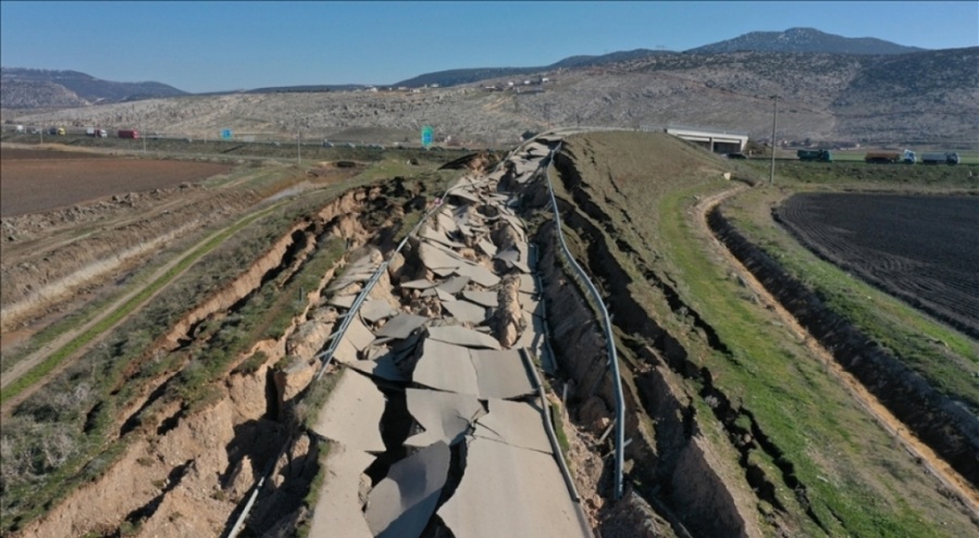 Depremin yollardaki izleri  dron ile görüntülendi