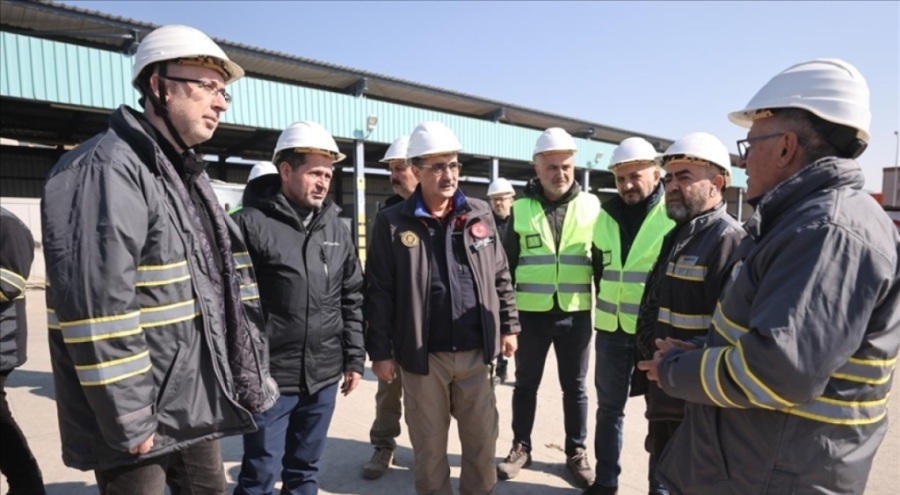 Enerji ve Tabii Kaynaklar Bakanı, deprem bölgesinde çalışan elektrik işçileriyle bir araya geldi