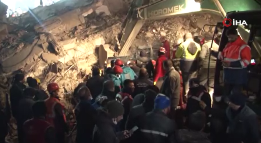 Artçı depreme enkazda yakalandılar