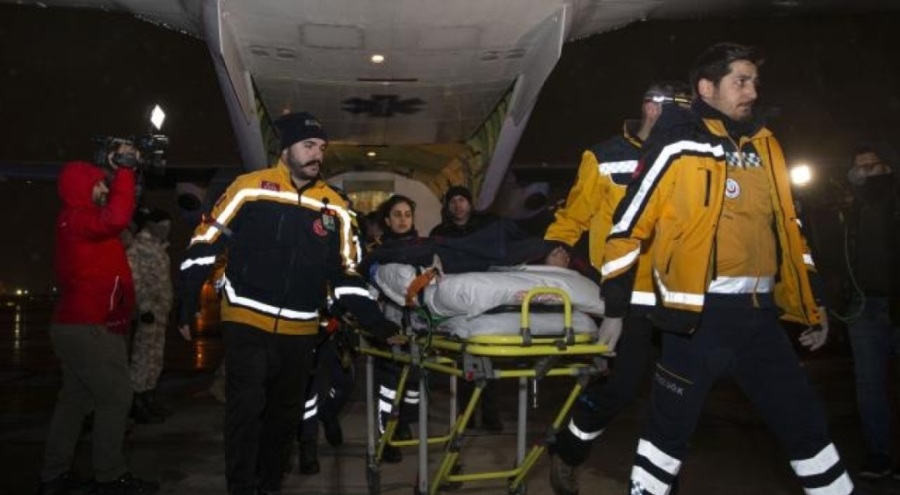 Enkazdan çıkarılan 6 kişi uçakla İstanbul'a getirildi