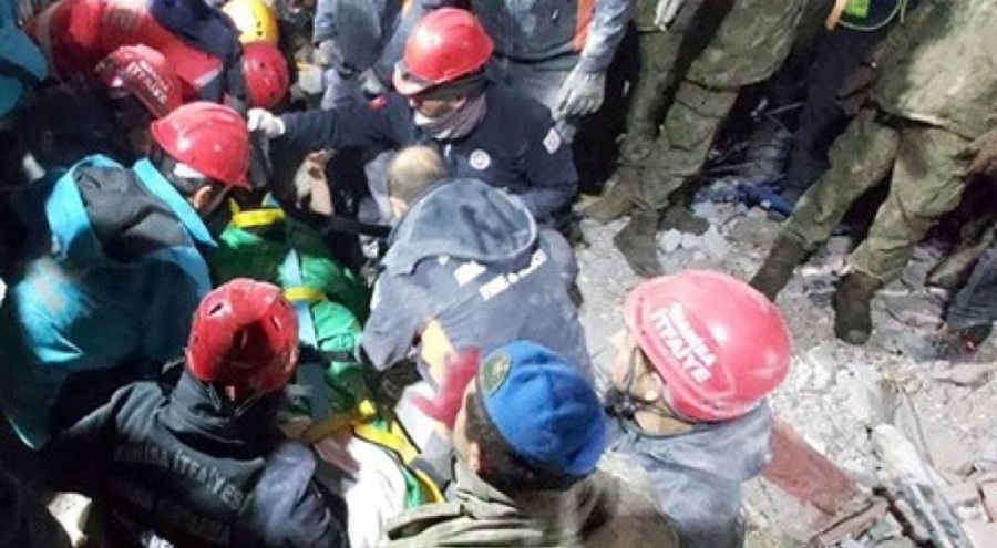 Adıyaman'da enkaz altında kalan 60 yaşındaki kadın 166 saat sonra sağ olarak çıkarıldı