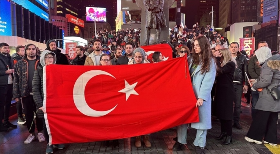 New York Times Meydanı'nda depremlerde hayatını kaybedenler anıldı