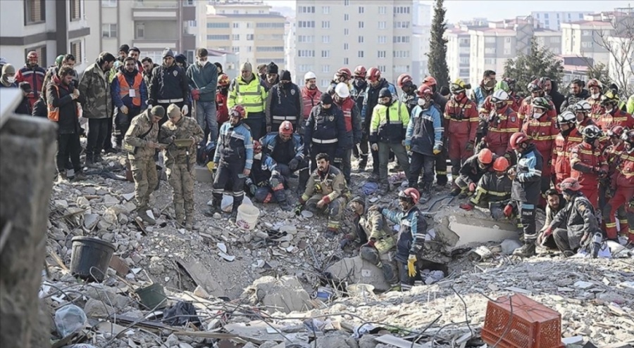 Enkazlardan çıkarılan cenazelerin kimlik tespitleri devam ediyor