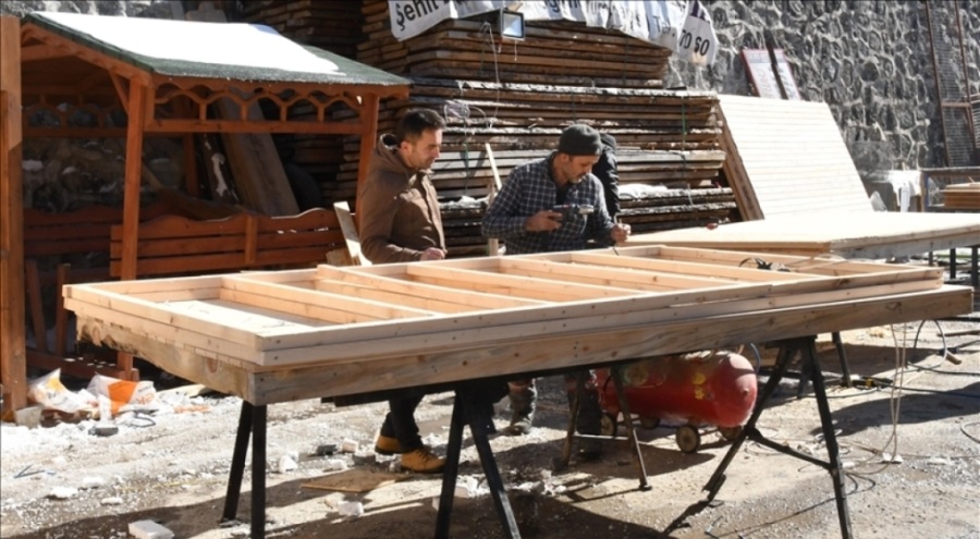 Gümüşhane'de gönüllüler afetzedeler için ahşap ev üretimi yapıyor