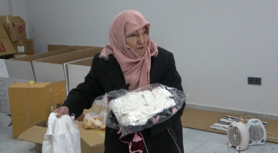 Bursa Şekernaz teyze afet bölgesine el işi örüyor