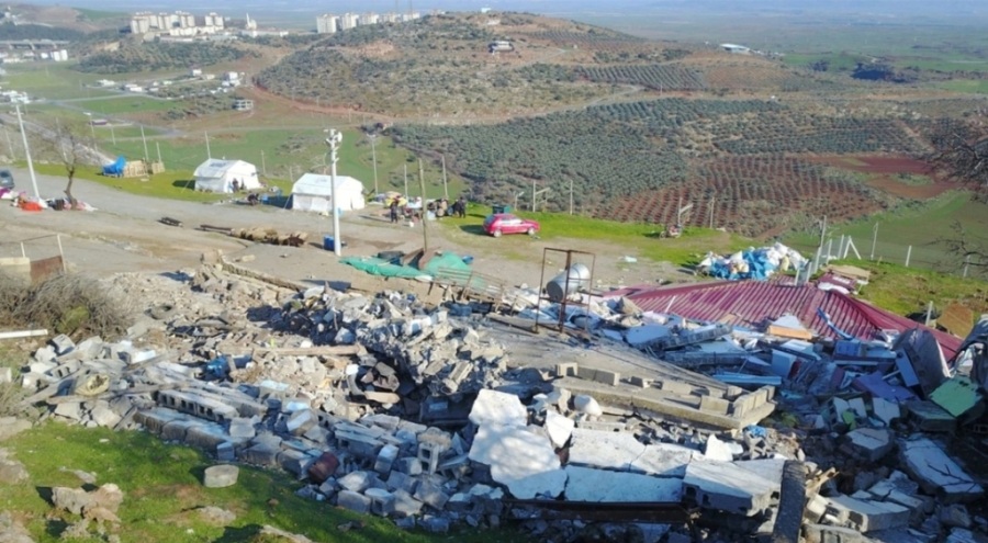 Depremde dağdan kopan kayalar evin üzerine düştü: 2 ölü