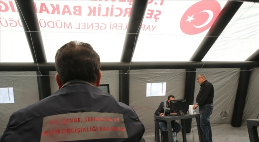 Bakanlık uzmanları afetzedeleri evlerinin hasar durumu hakkında bilgilendiriyor