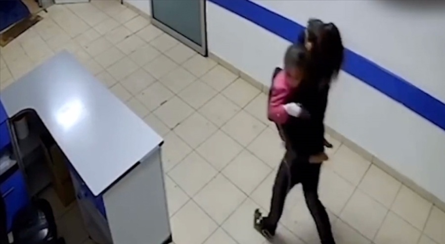 Depremde çocuklara koşan hemşirenin fedakarlığını güvenlik kameraları kaydetti