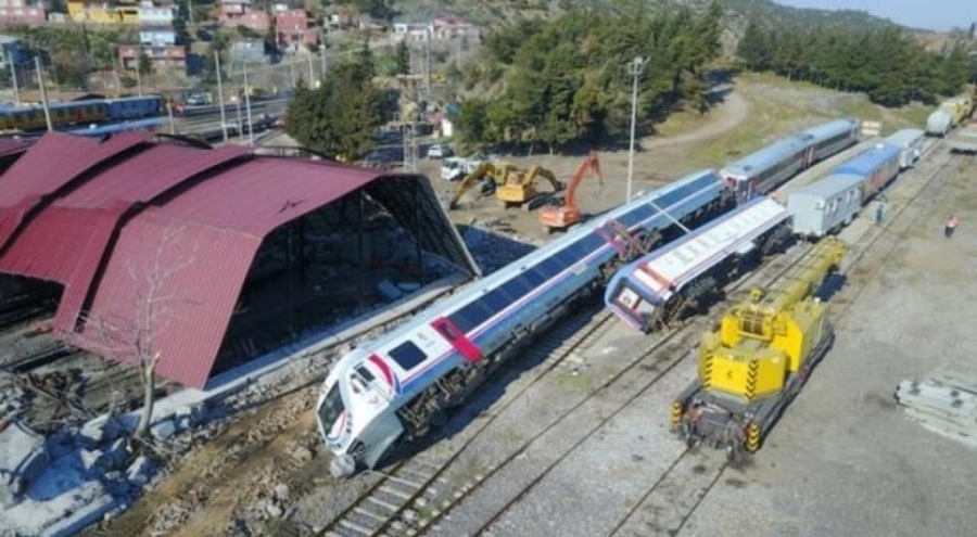 Gaziantep'te deprem anında 6 tane tren raydan çıkarak devrildi!
