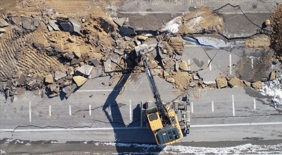 Depremin şiddetiyle çöken yolların onarılması sürüyor