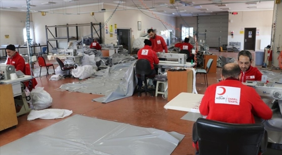 Kızılay'ın atölyelerinde çadır üretimi yoğun bir şekilde sürüyor