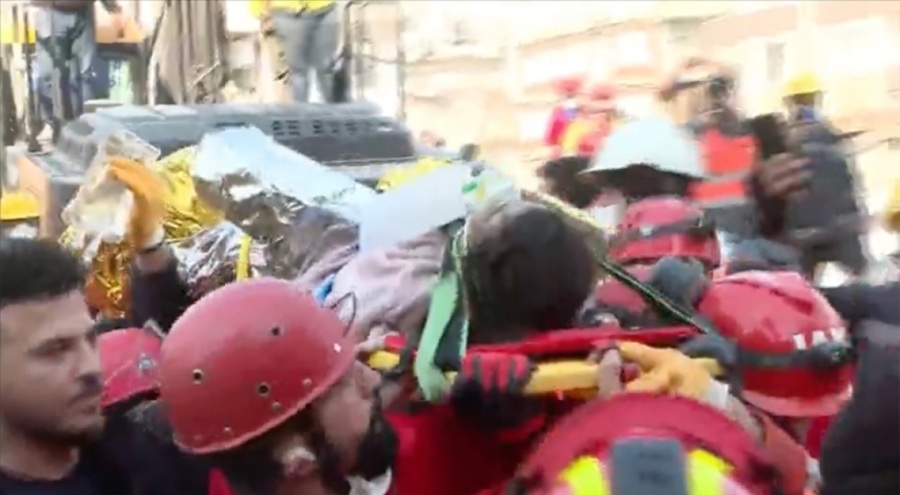 Hatay'da depremden 177 saat sonra 26 yaşındaki kadın enkazdan kurtarıldı