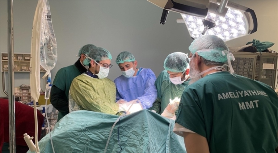 Kuveyt'ten gelen sağlık ekibi afetzedeleri tedavi ediyor