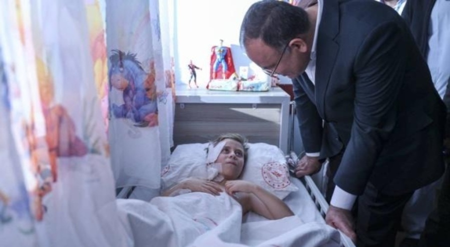 Bakan Bozdağ 81 saat sonra enkazdan kurtulan Beşir'i ziyaret etti