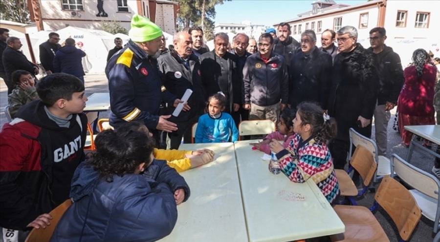 Bakan Dönmez, Osmaniye'de çadır kentteki afetzedelerin taleplerini dinledi