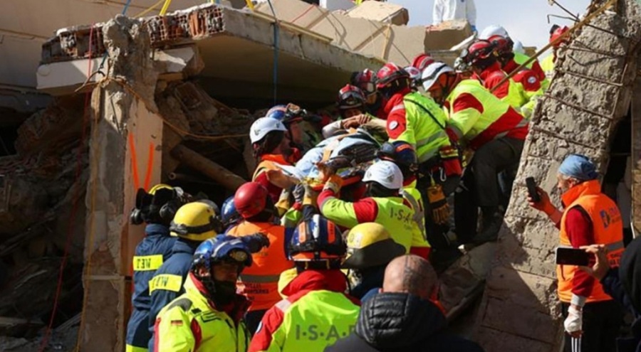 İran, Türkiye'de depremzedeler için bin çadır yolladı