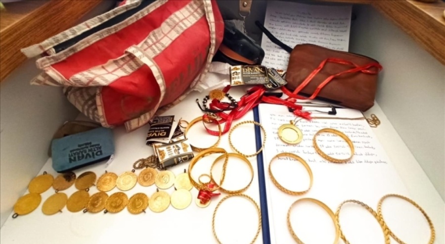 Malatya'da enkazda bulunan altın ve paralar polise teslim edildi