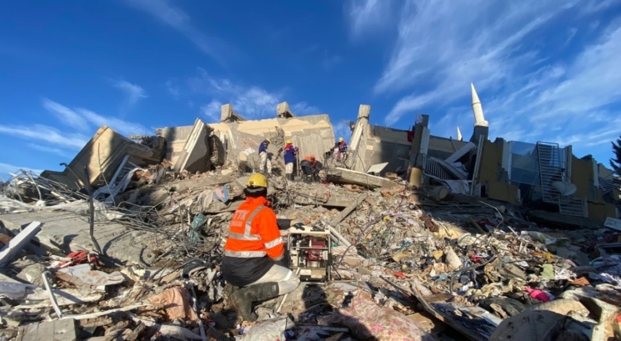 Madenciler girilemez denilen enkazlarda umut  oldu