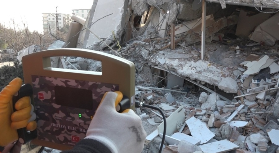 Termal dedektör enkaz altında nefes arıyor