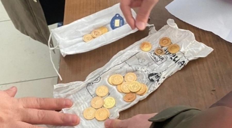 Yardım olarak yollanan yorgandan çok sayıda altın çıktı