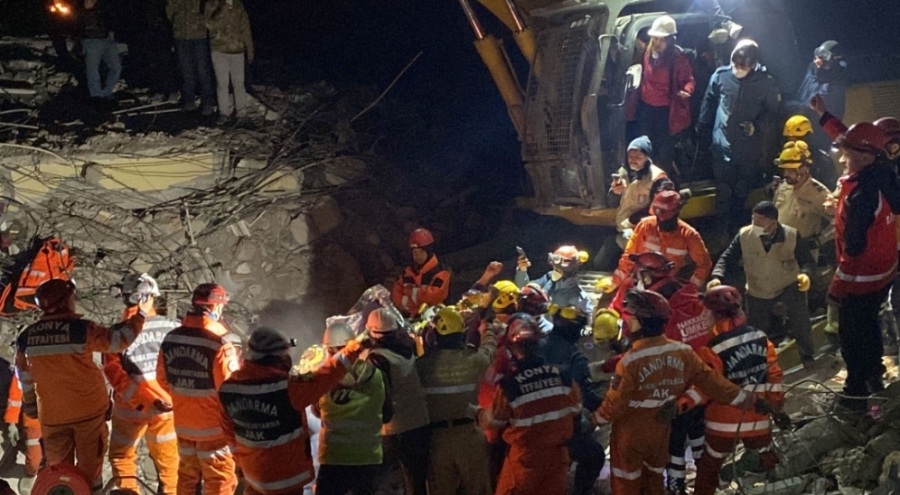 183 saat sonra enkazdan sağ çıkarıldı