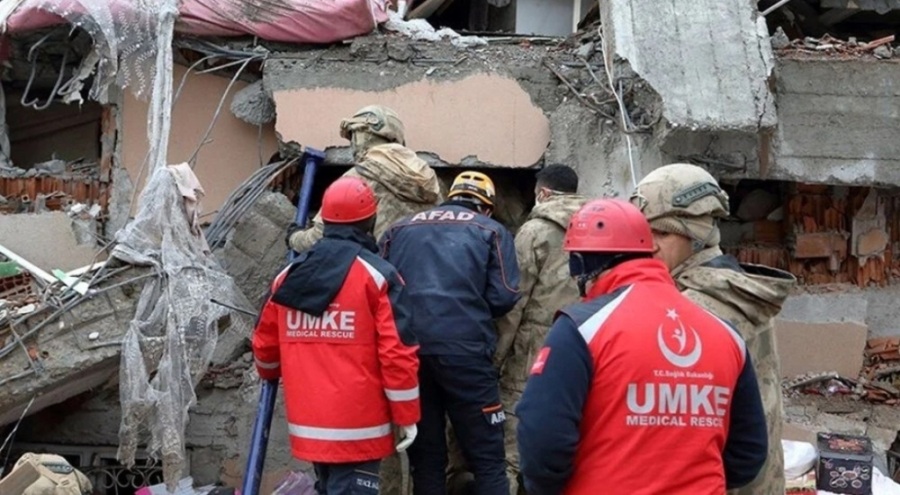 Zaman daralıyor: Enkaz altında hala umut var