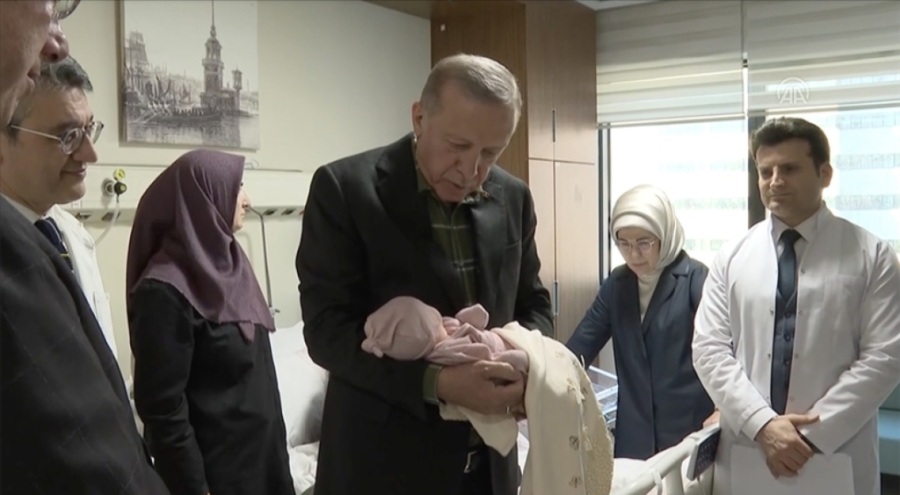 Cumhurbaşkanı Erdoğan, afetzedenin yeni doğan bebeğine isim koydu